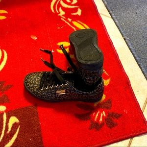 Beautiful girl Guess shoes color black.